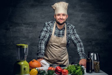 Şef bir tablo taze sebze ile