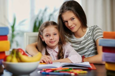 Masasında görmek bir çok kitap okuyan kız.