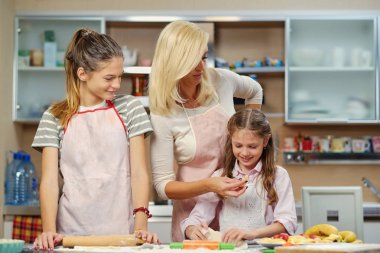 Kızları nasıl hamuru hazırlamak için öğretim anne
