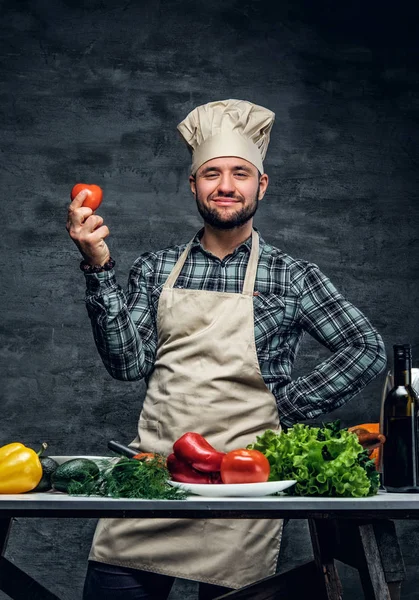 Chef dengan sayuran segar di atas meja — Stok Foto