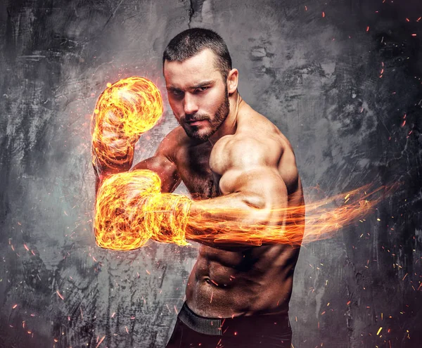 Boksör eldivenleri yanma ile gömleksiz avcı.