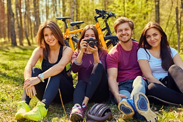 Grupo de personas que se relajan después del paseo en bicicleta — Foto de Stock