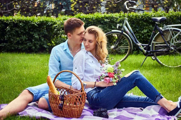 Liebespaar bei einem Picknick — Stockfoto