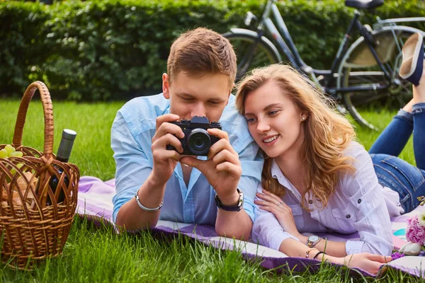 Preciosa pareja en el picnic — Foto de Stock