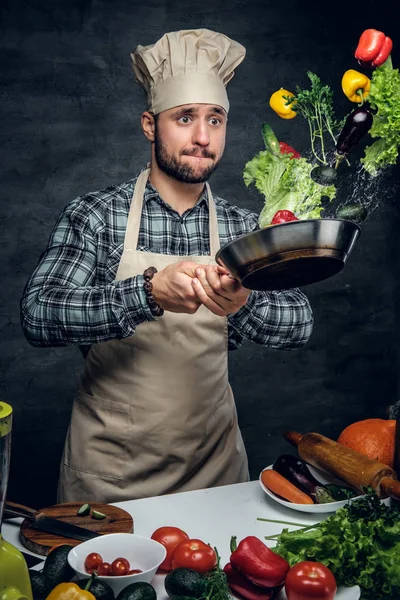 Chef con verdure che volano in aria . — Foto Stock