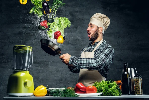 Chef aux légumes volants dans les airs . — Photo