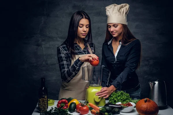 Deux femmes préparant du jus de légumes — Photo