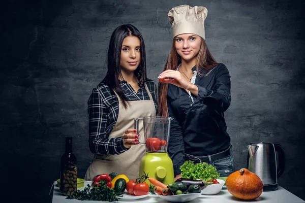 Dos mujeres preparando jugo de verduras —  Fotos de Stock
