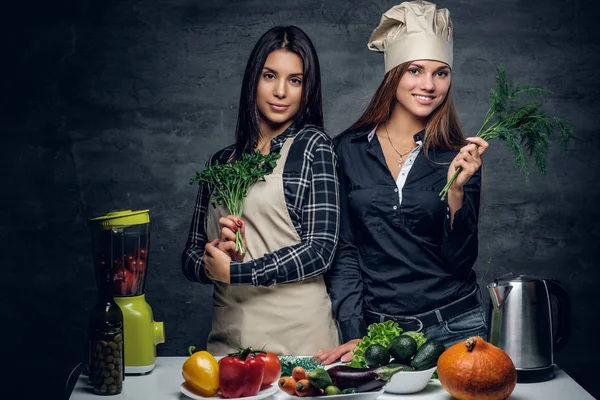 Dwie kobiety przygotowuje sok warzywny — Zdjęcie stockowe
