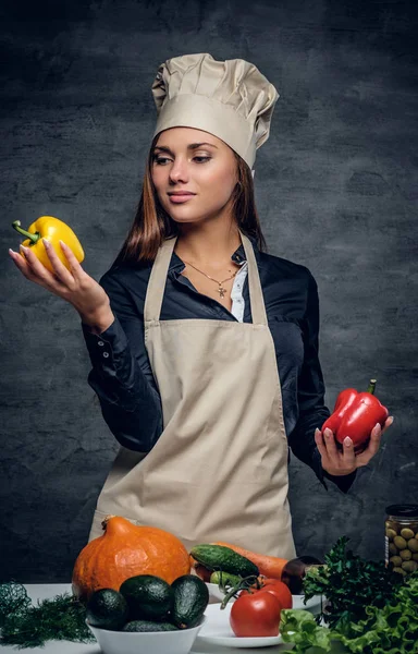 Paprika zeleninová ženské hlavní hospodářství. — Stock fotografie