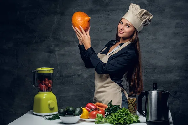 Kuchaře žena hospodářství dýně — Stock fotografie