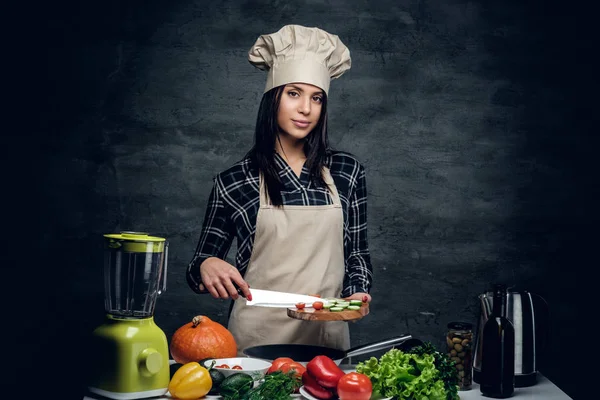 魅力的な料理女性カット野菜. — ストック写真