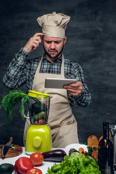 Chef-kok denken hoe te bereiden de verse cocktail — Stockfoto