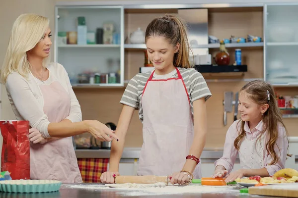 Kızları nasıl hamuru hazırlamak için öğretim anne