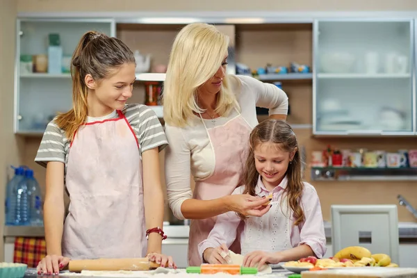 Kızları nasıl hamuru hazırlamak için öğretim anne