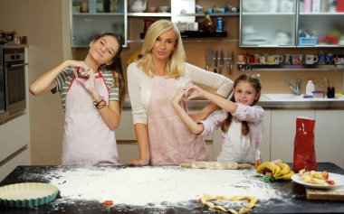 Kadın ve aile masada iki kız 