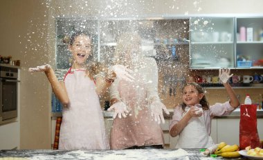 Mutfakta eğlenmek onu iki çocuk ile anne.