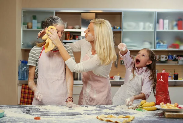 Kobieta i dwie córki, wyrabiania ciasta — Zdjęcie stockowe