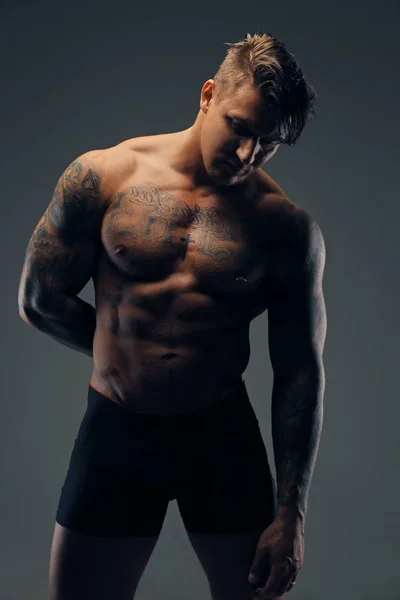 Tatuado muscular masculino — Fotografia de Stock