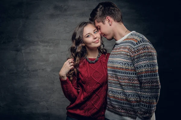 Міська пара в теплих осінніх светрах — стокове фото