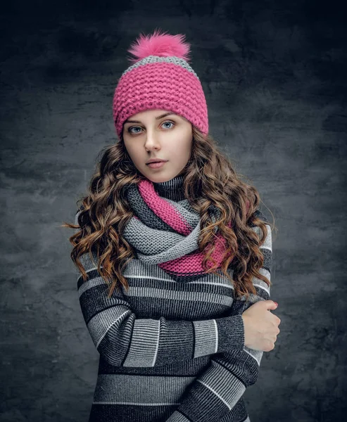 Uma mulher no inverno chapéu rosa e cachecol . — Fotografia de Stock