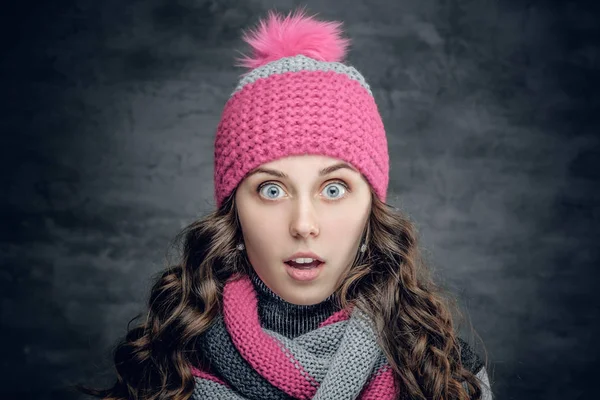 Здивована молода жінка в зимовому капелюсі — стокове фото