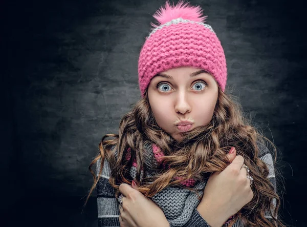 Chica en sombrero de invierno con maravilla en su cara . — Foto de Stock