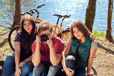 İki kız ve bir erkek fotoğraf fotoğraf çekmek