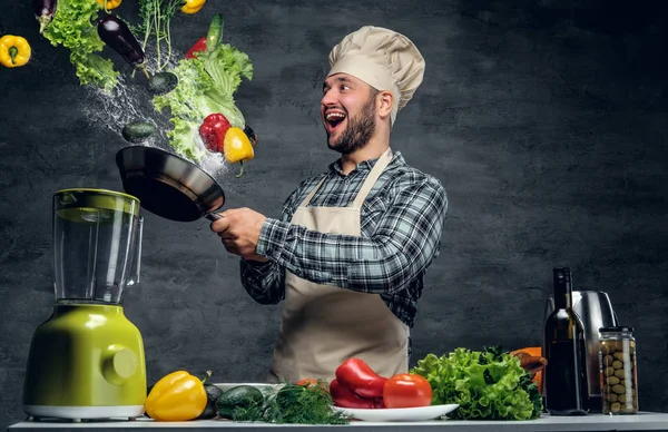 Šéfkuchař se zeleninou létání ve vzduchu. — Stock fotografie