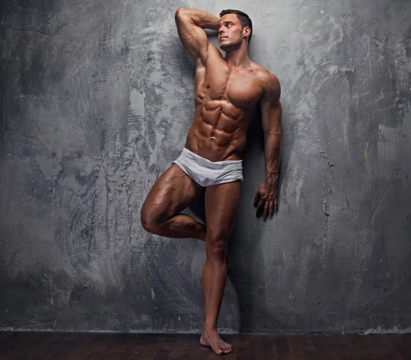 Muskulöser, sonnengebräunter Mann in weißen Höschen — Stockfoto