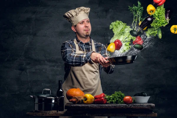 Szef kuchni z warzywami, latające w powietrzu. — Zdjęcie stockowe