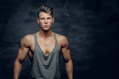 Çekici sportif erkek bir t shirt.