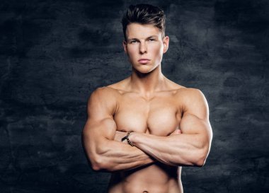 Gömleksiz sportif erkek 