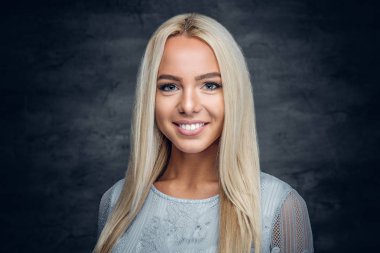 Gülümseyen sarışın kız portresi stüdyo 