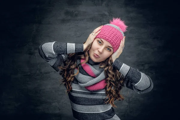 Una mujer en invierno sombrero rosa y bufanda . — Foto de Stock