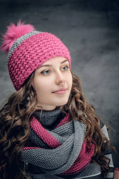 Uma mulher no inverno chapéu rosa e cachecol . — Fotografia de Stock