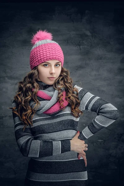 Una mujer en invierno sombrero rosa y bufanda . — Foto de Stock