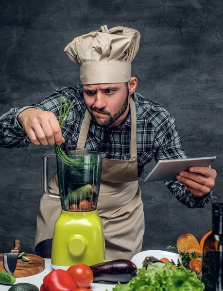 Szef kuchni, myśląc, jak przygotować świeże koktajle — Zdjęcie stockowe