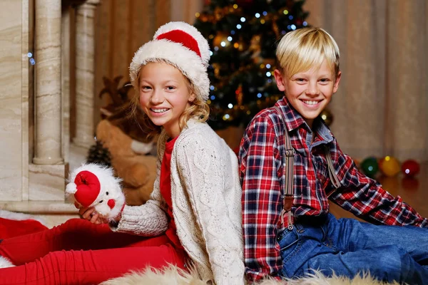 Menina sorridente e menino na época do Natal — Fotografia de Stock