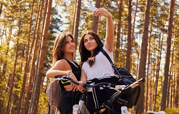 Ragazze sportive che fanno selfie — Foto Stock