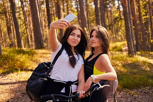 Meninas desportivas fazendo selfie — Fotografia de Stock