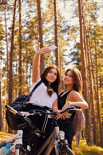 Sportliche Mädchen beim Selfie — Stockfoto