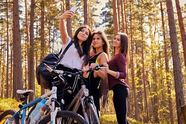 Tre ragazze sportive fare selfie — Foto Stock