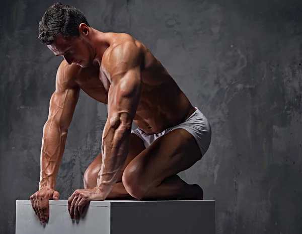 Muskulöses männliches Fitnessmodell — Stockfoto