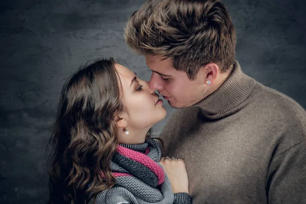 Pareja apasionada antes de su primer beso . — Foto de Stock