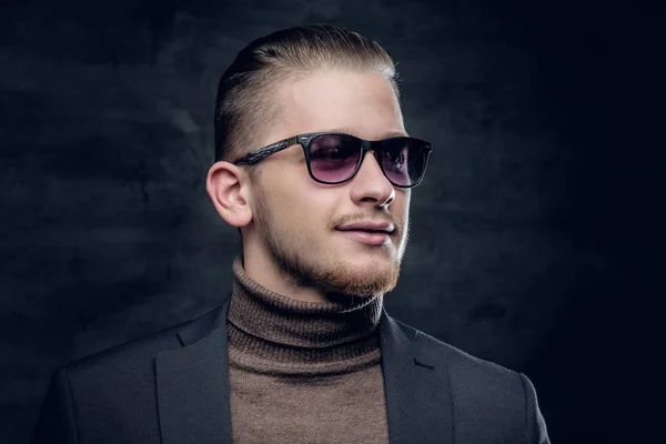 Hombre con gafas de sol y suéter de cuello de tortuga —  Fotos de Stock