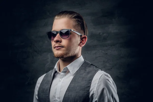 A man in sunglasses dressed in sleeveless shirt. — Stock Photo, Image