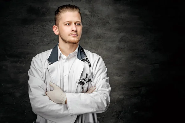 Уверенный молодой врач — стоковое фото