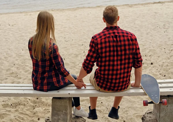 Ett par från baksidan sitter på en bänk. — Stockfoto