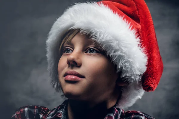 Schattige jongen in rode kerstmuts. — Stockfoto